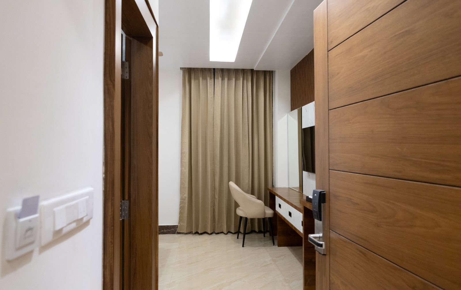 Comfortable double bedroom in Dehradun hotel